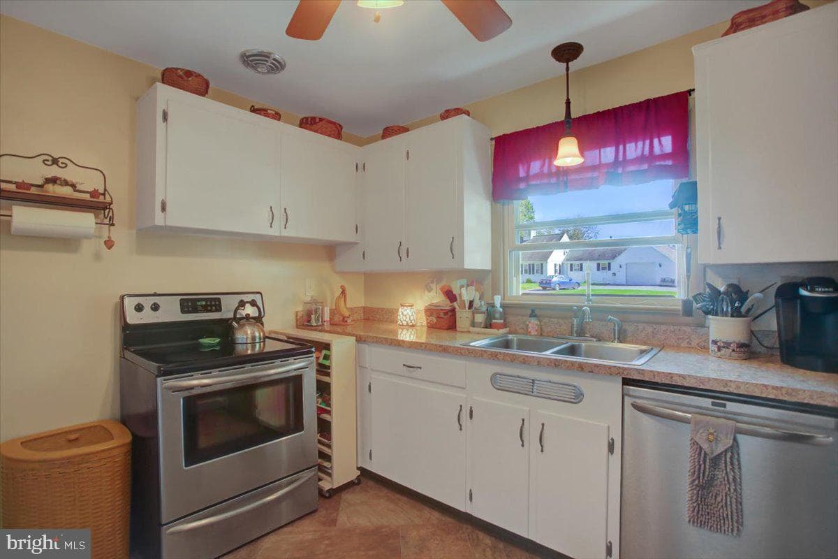 402 Lurgan Avenue photo 10