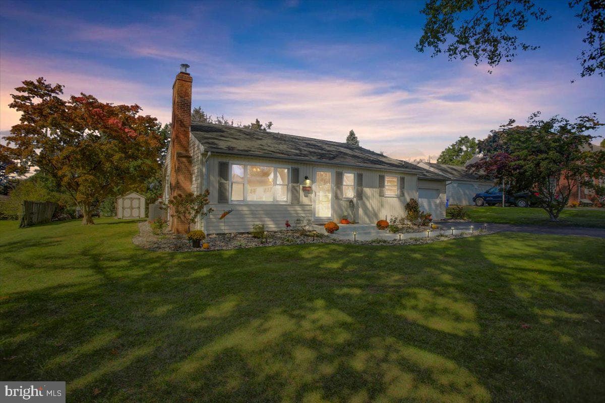 402 Lurgan Avenue photo 2