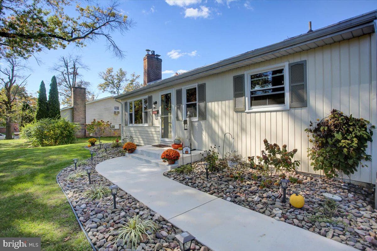 402 Lurgan Avenue photo 3