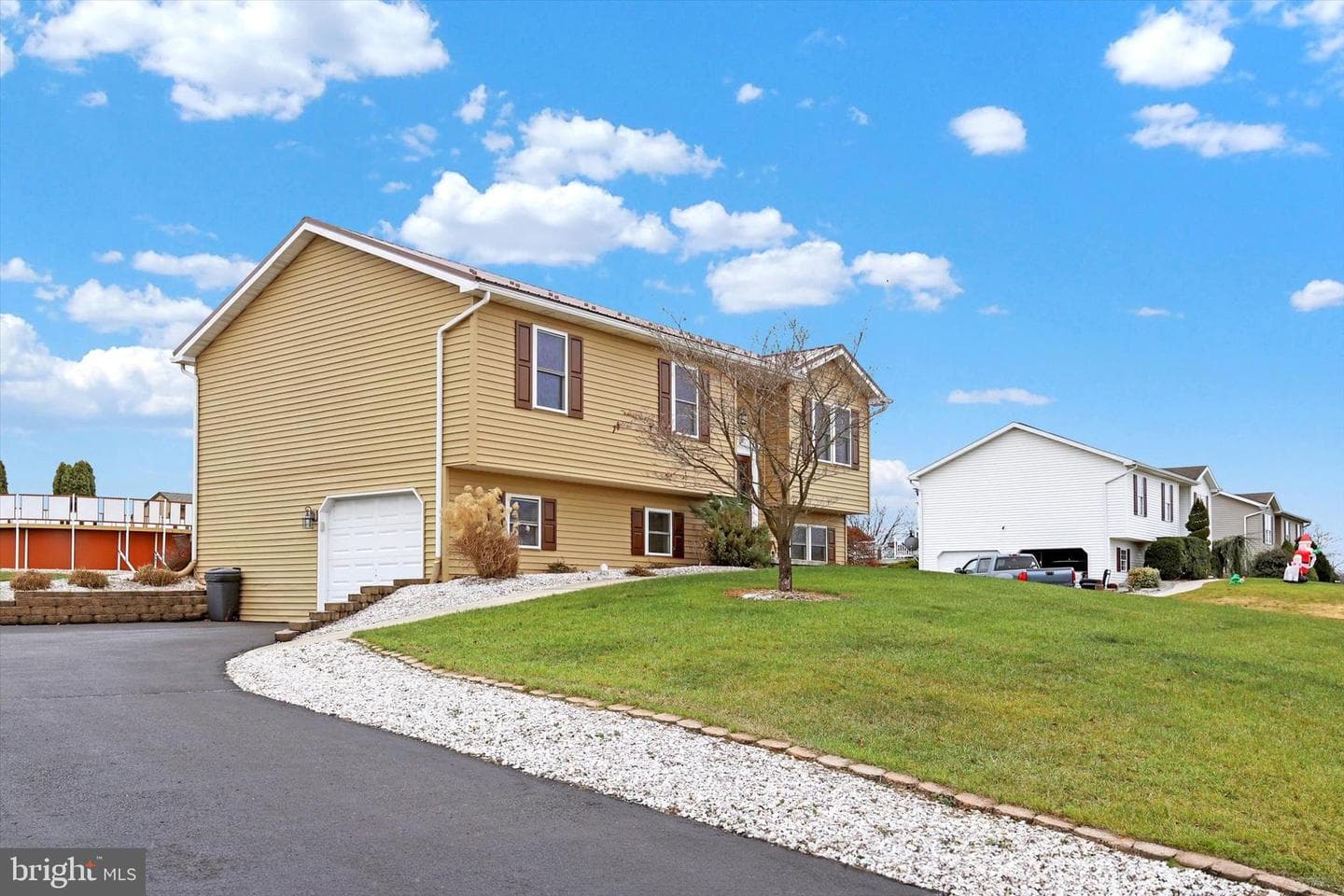 1274 Courtney Drive photo 2