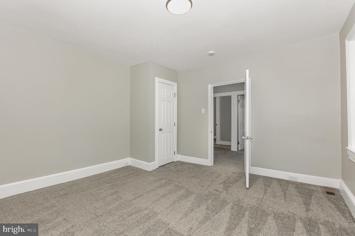 180 W Main Street photo 21