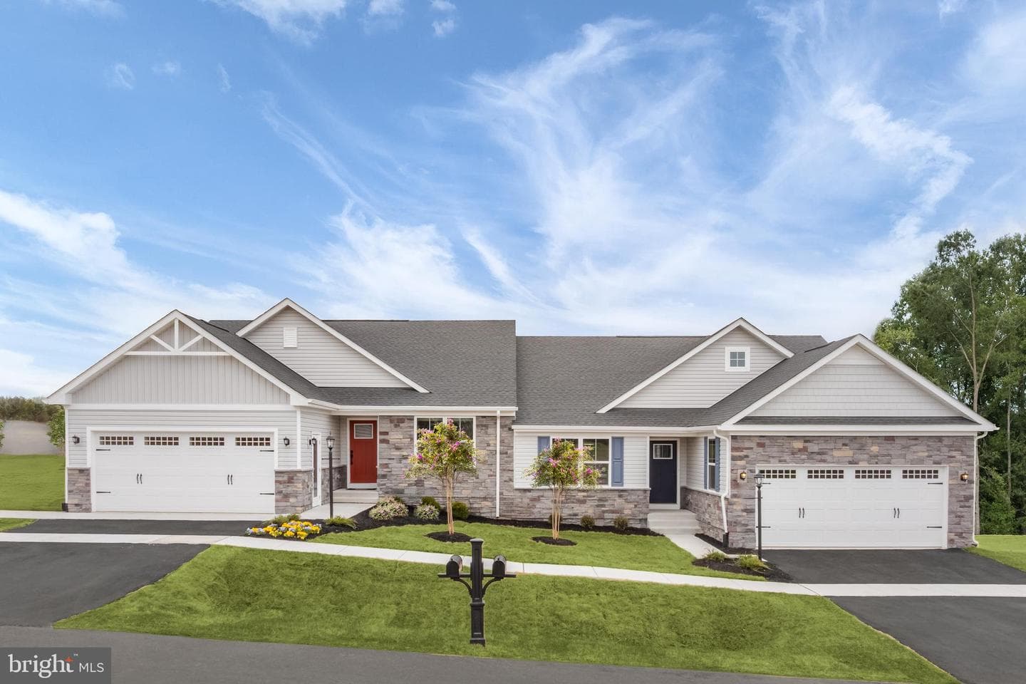 1882 Shannon Drive South photo 2
