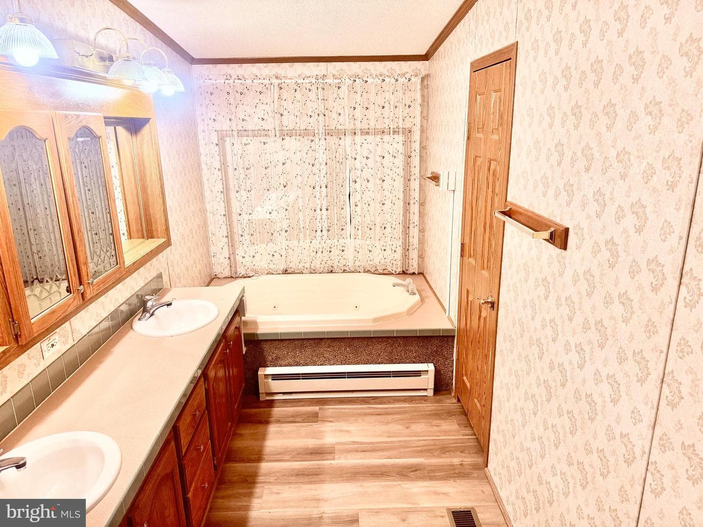 242 Waverly Court photo 24