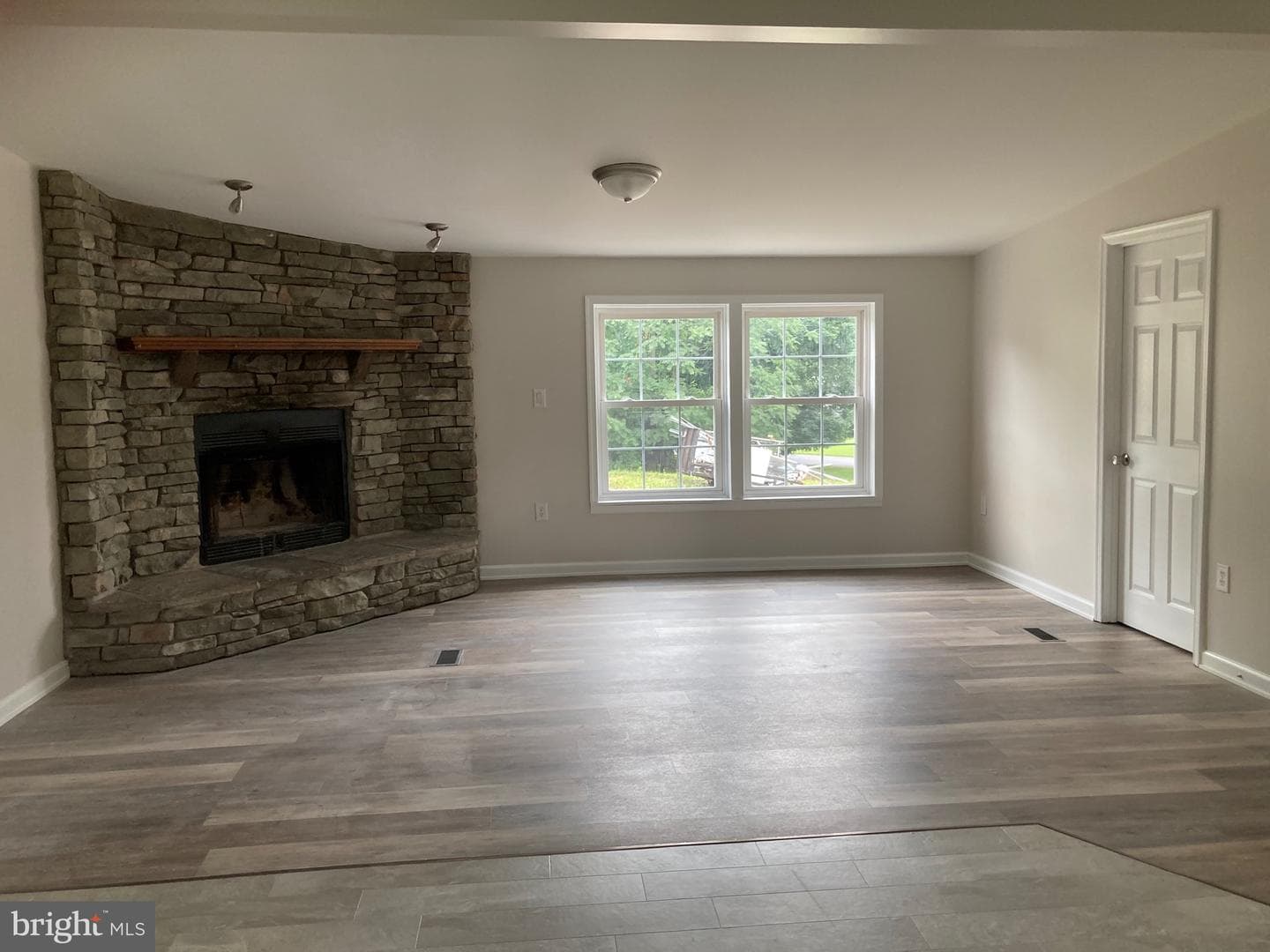 1054 Heather Drive photo 3