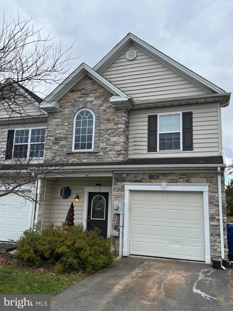 1256 Emilys Court photo 1