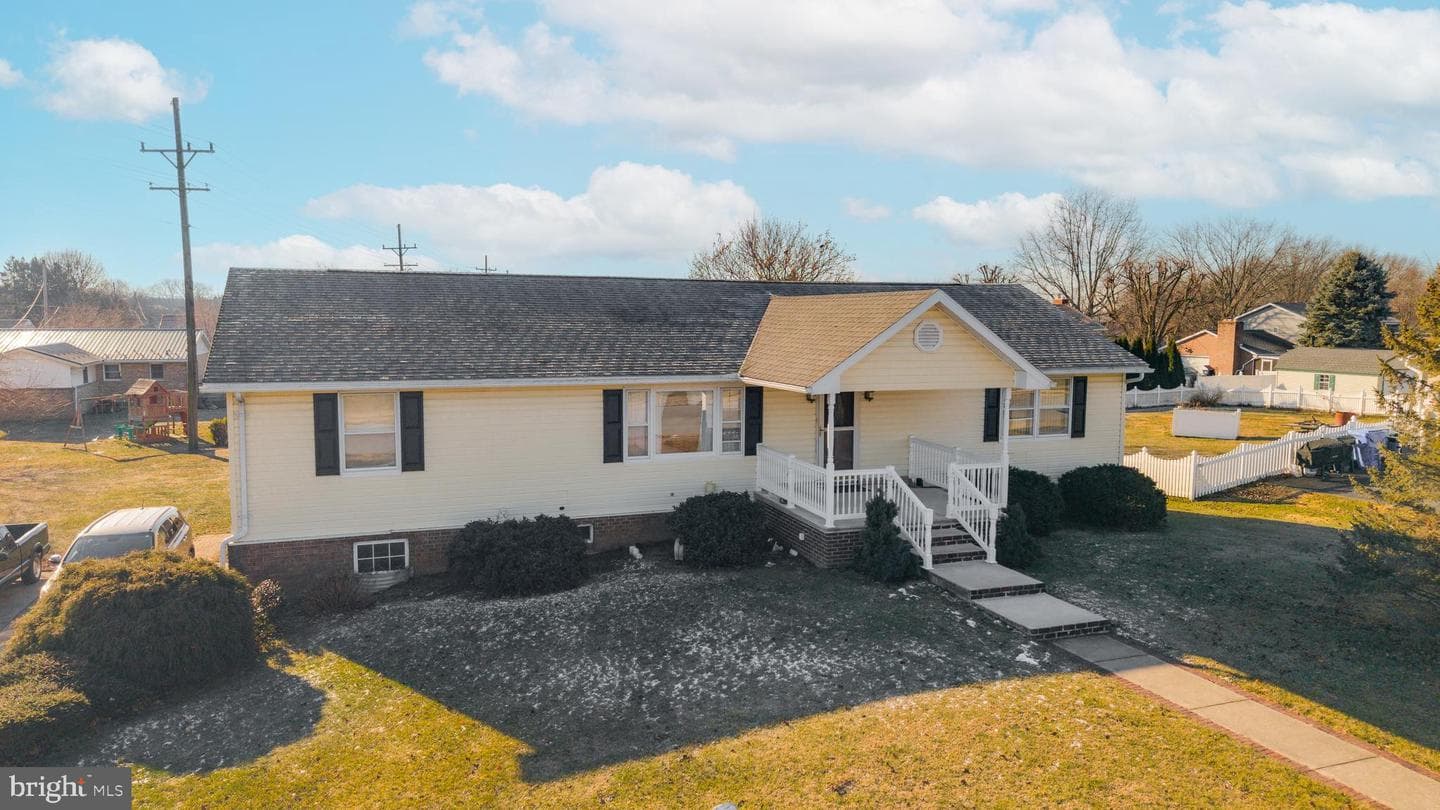 408 Carolle St photo 5