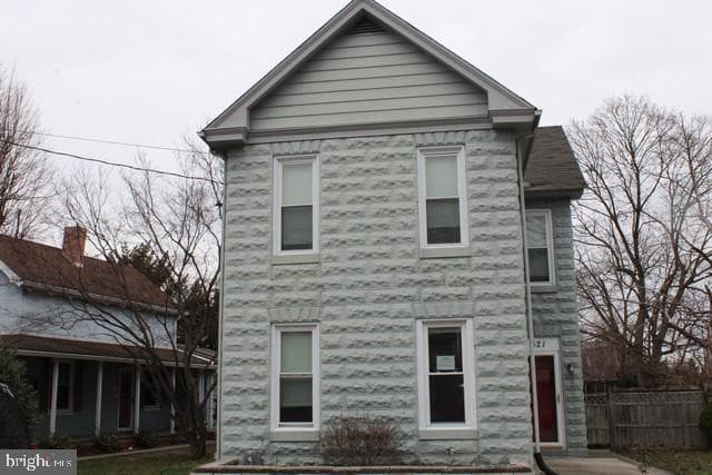 621 E Washington Street photo 1