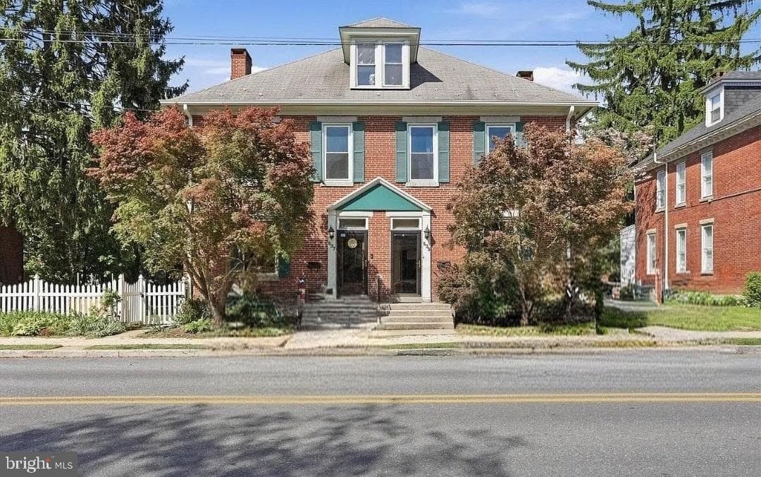 539 E King St photo 1