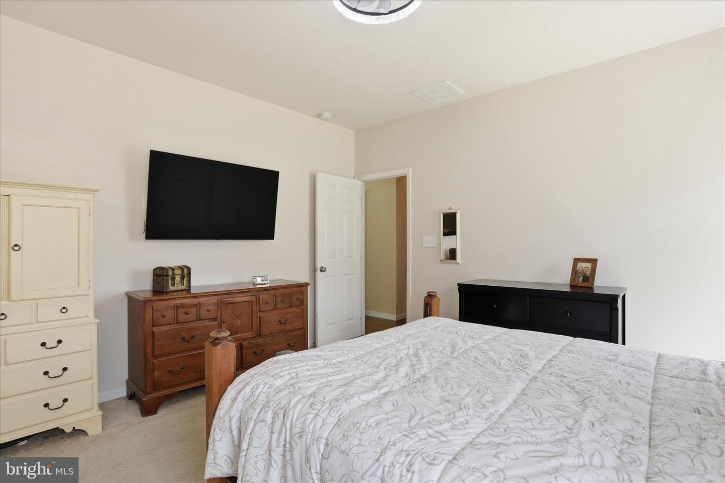457 Ambassador Place photo 11