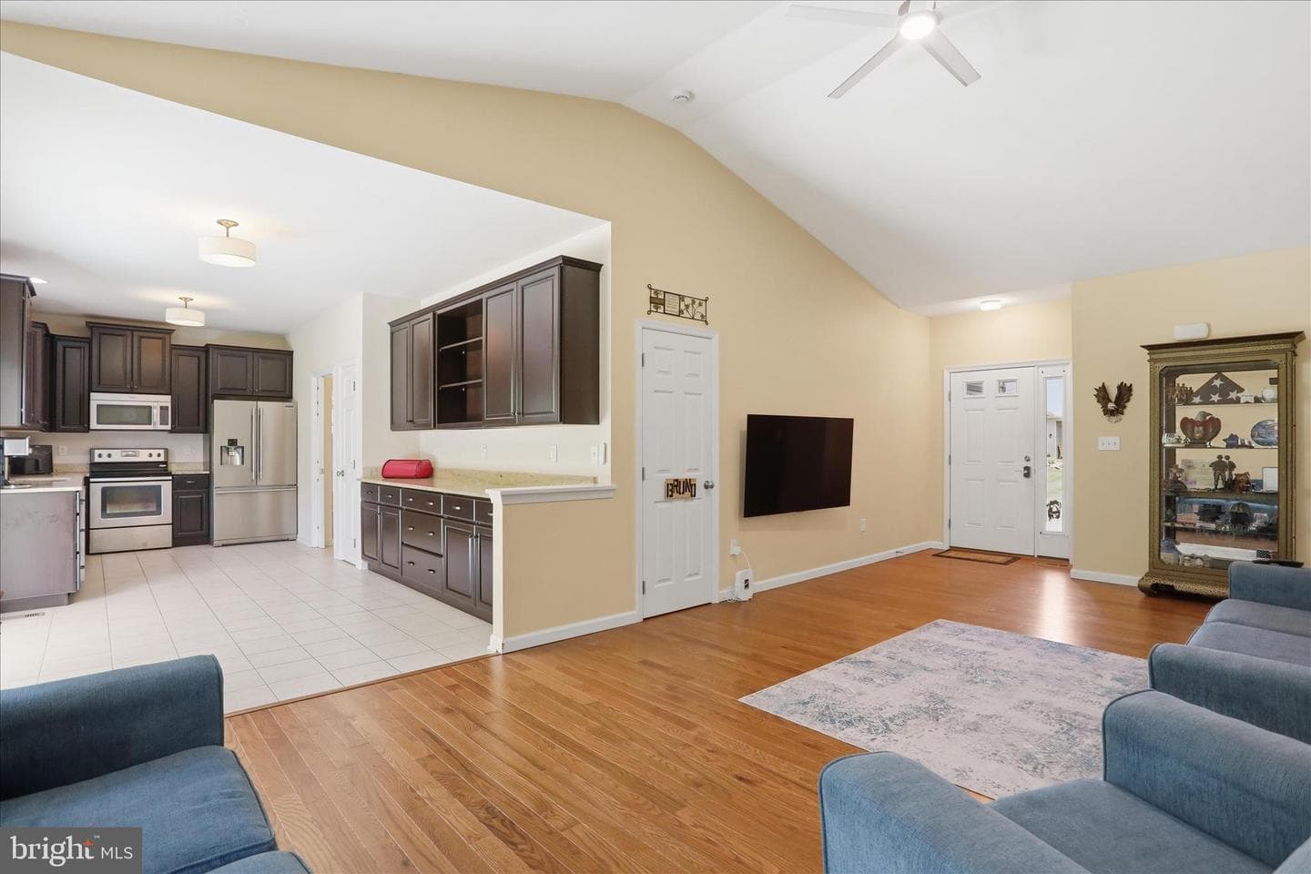 457 Ambassador Place photo 3