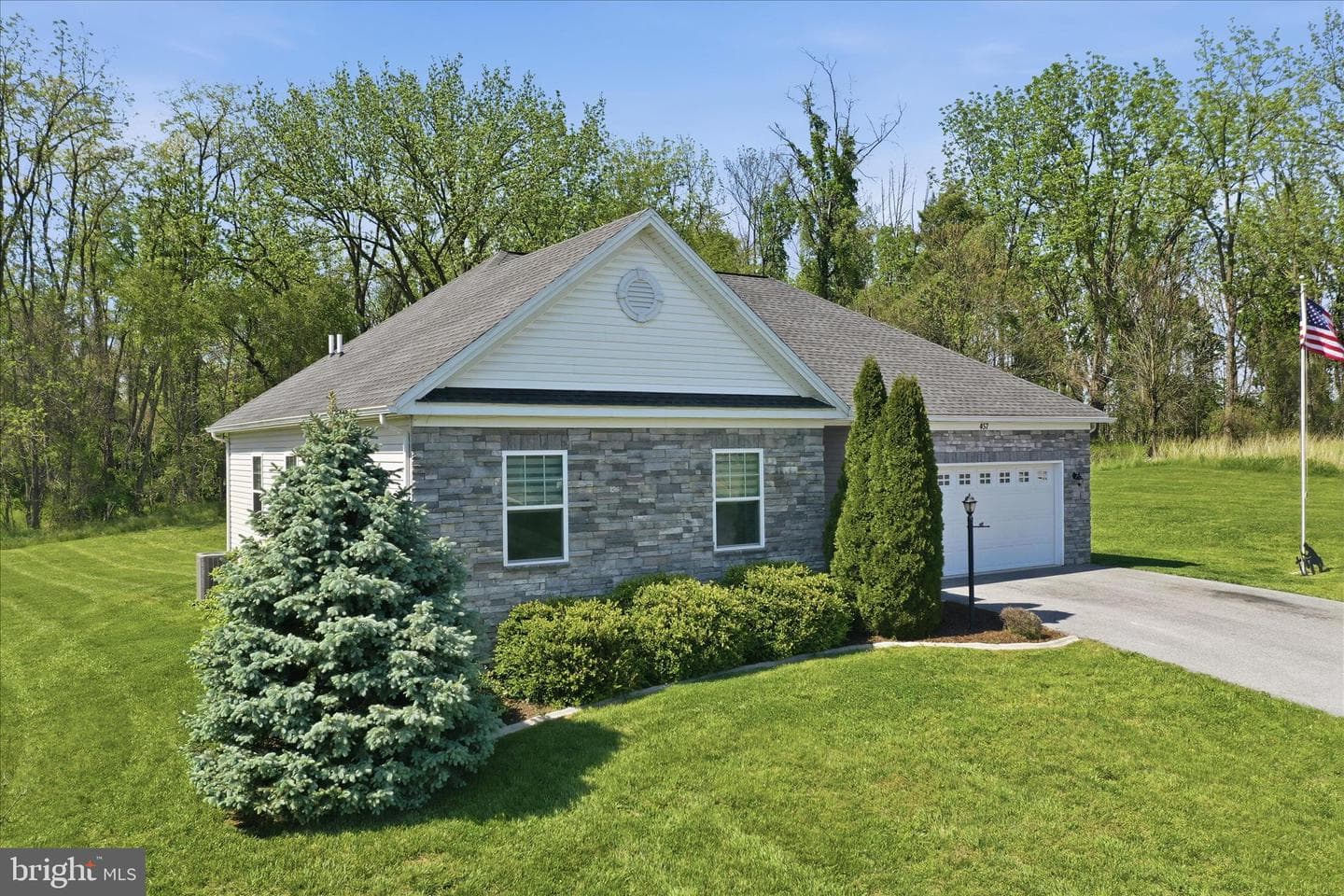457 Ambassador Place photo 31