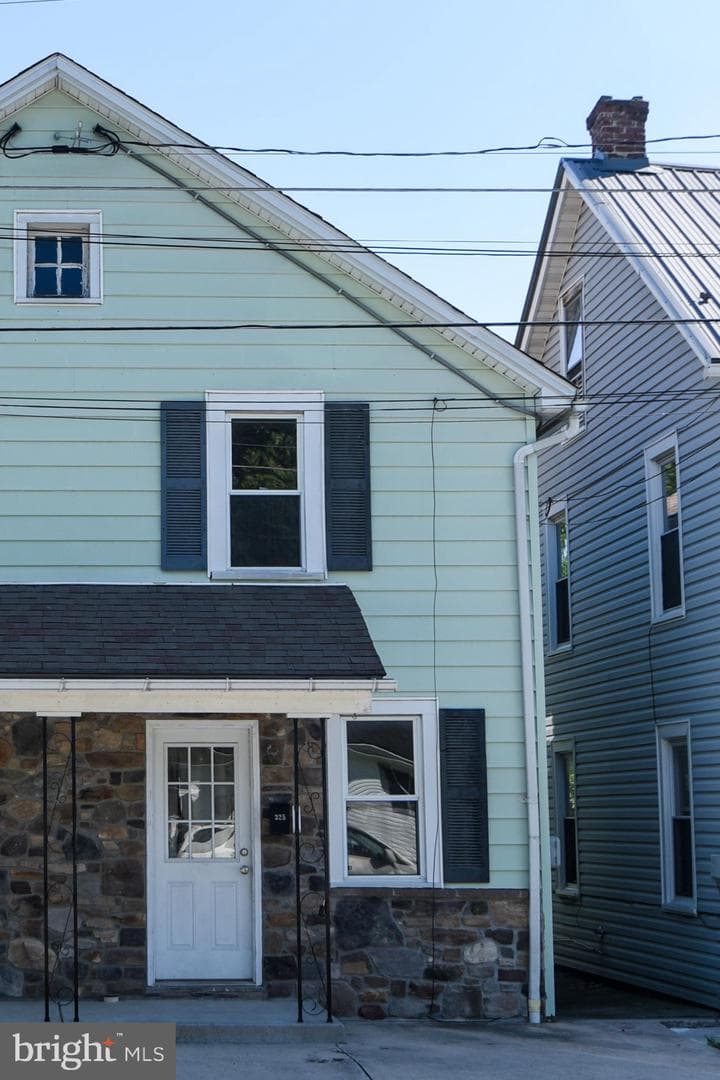 325 Fourth Street photo 3
