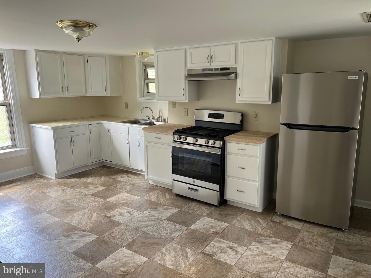 323 Hood Street photo 3