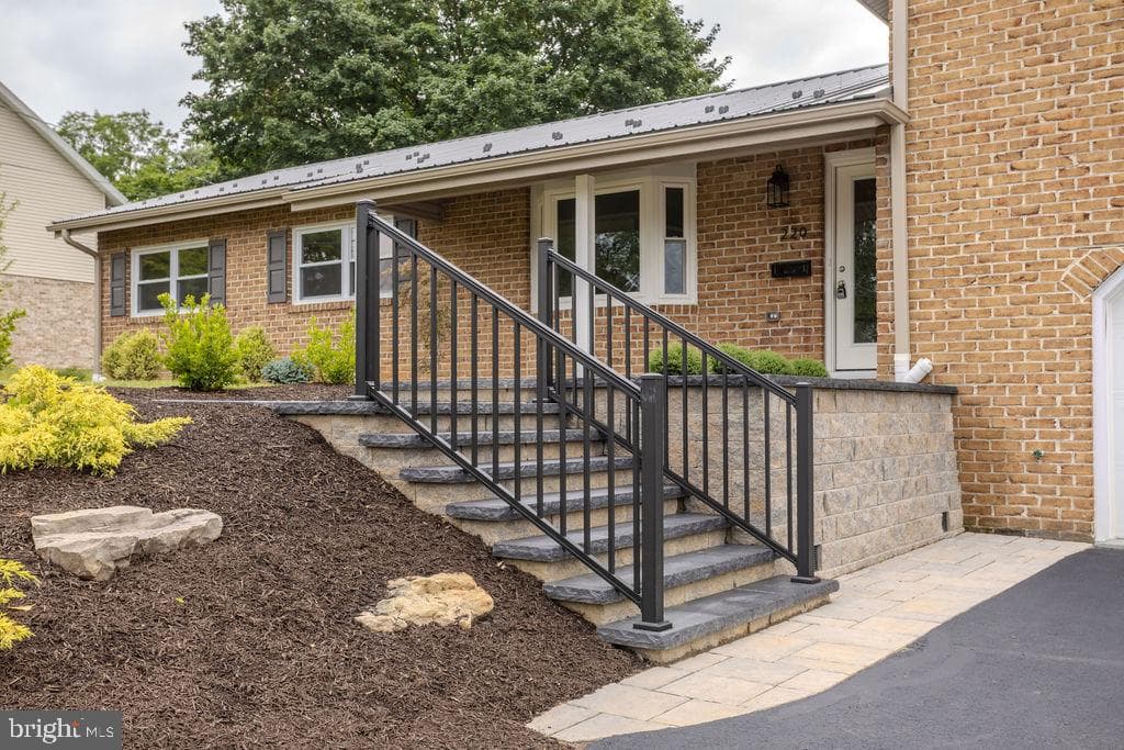 220 Hartzell Drive photo 4
