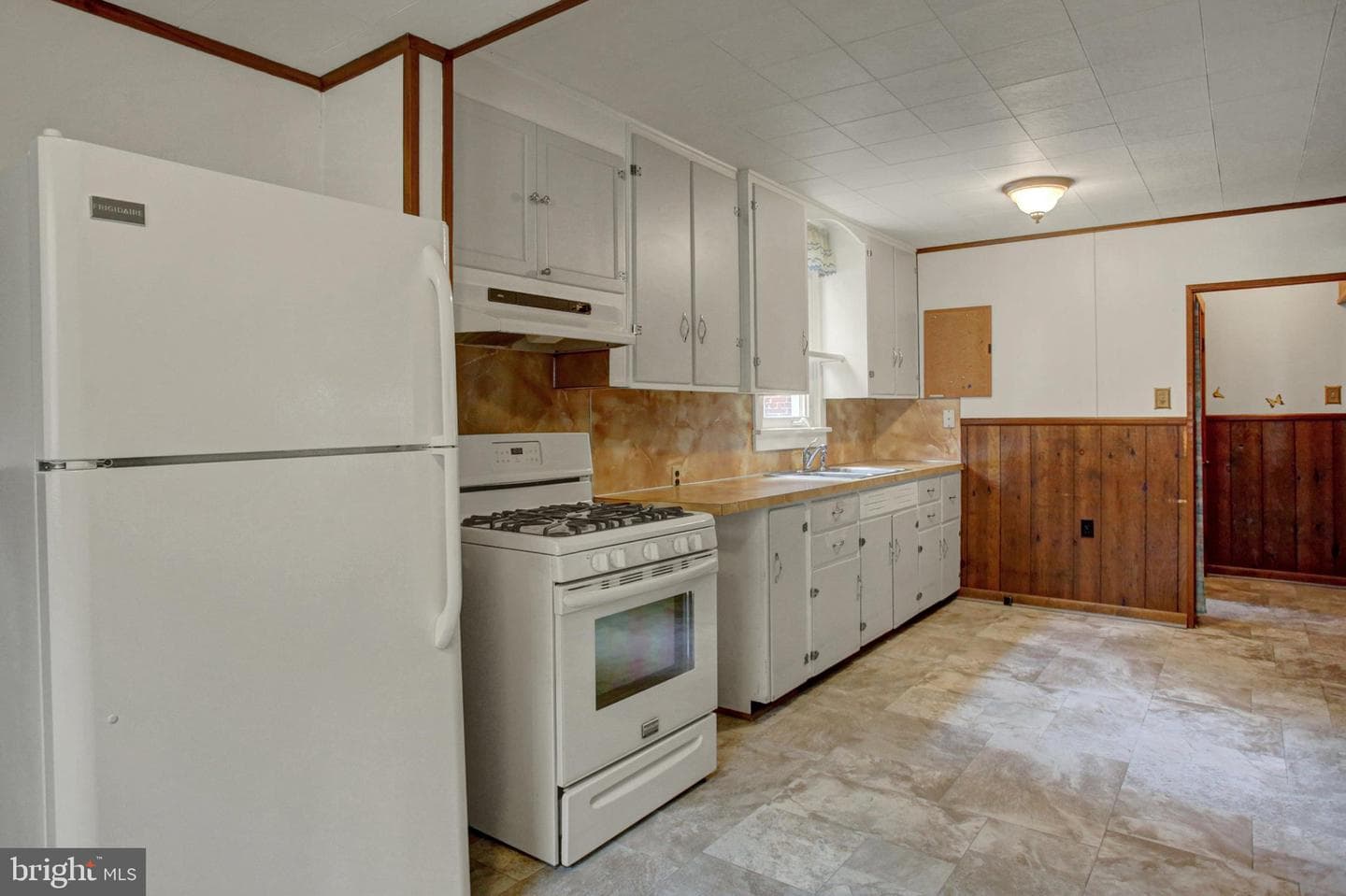 343 W Queen Street photo 14