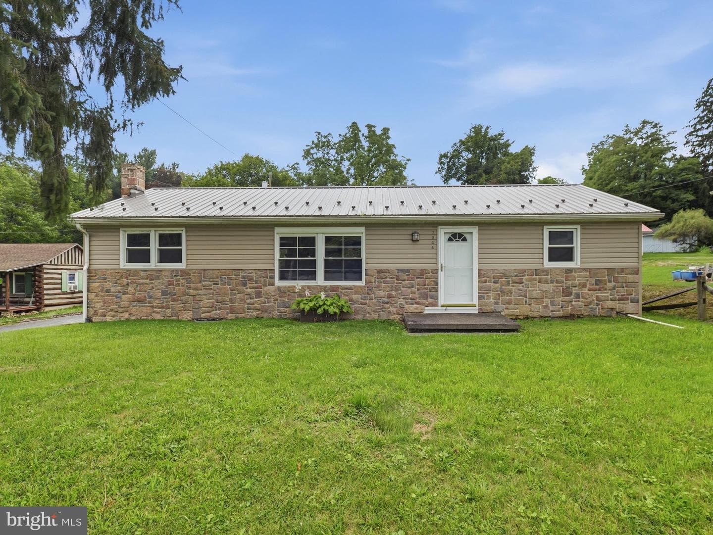 7944 Lincoln Way E photo 1