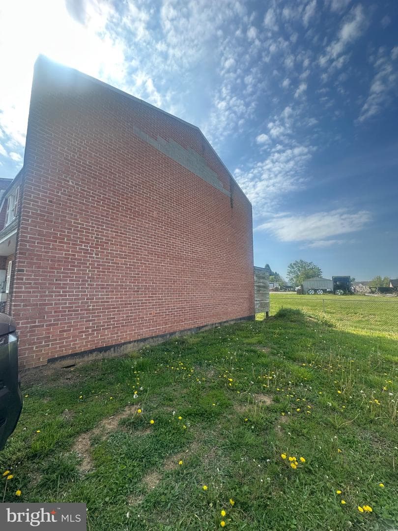 649 E Maple Street photo 2