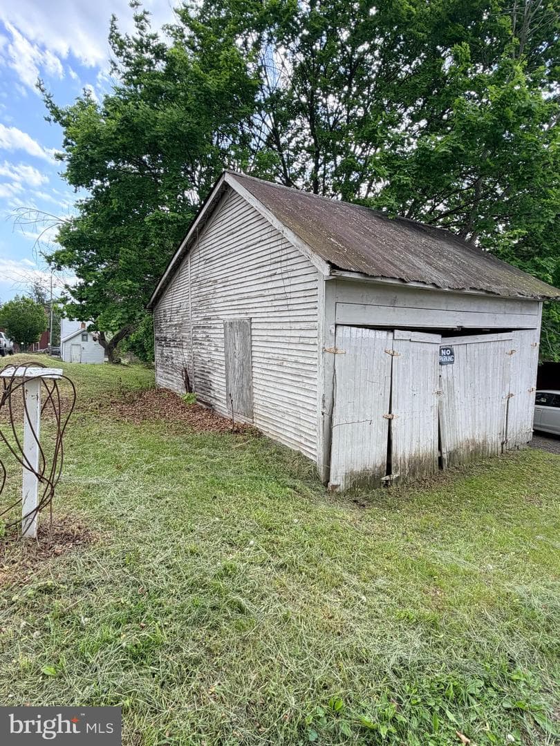 124 Lincoln Way West photo 4