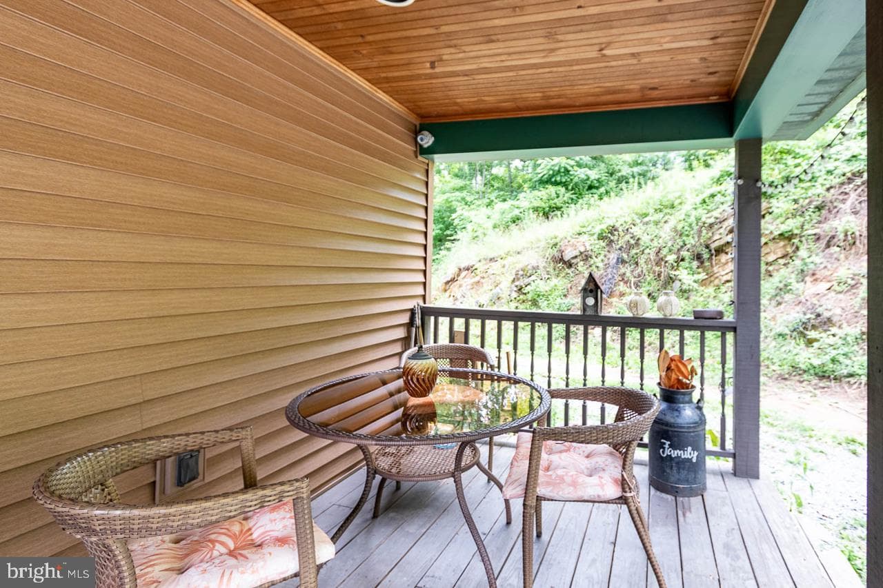 6882 Hungry Hollow Road photo 2