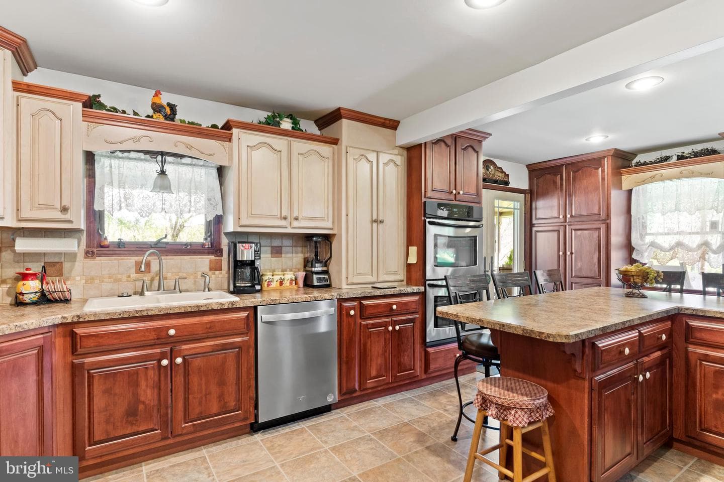 2582 Middle Road photo 11