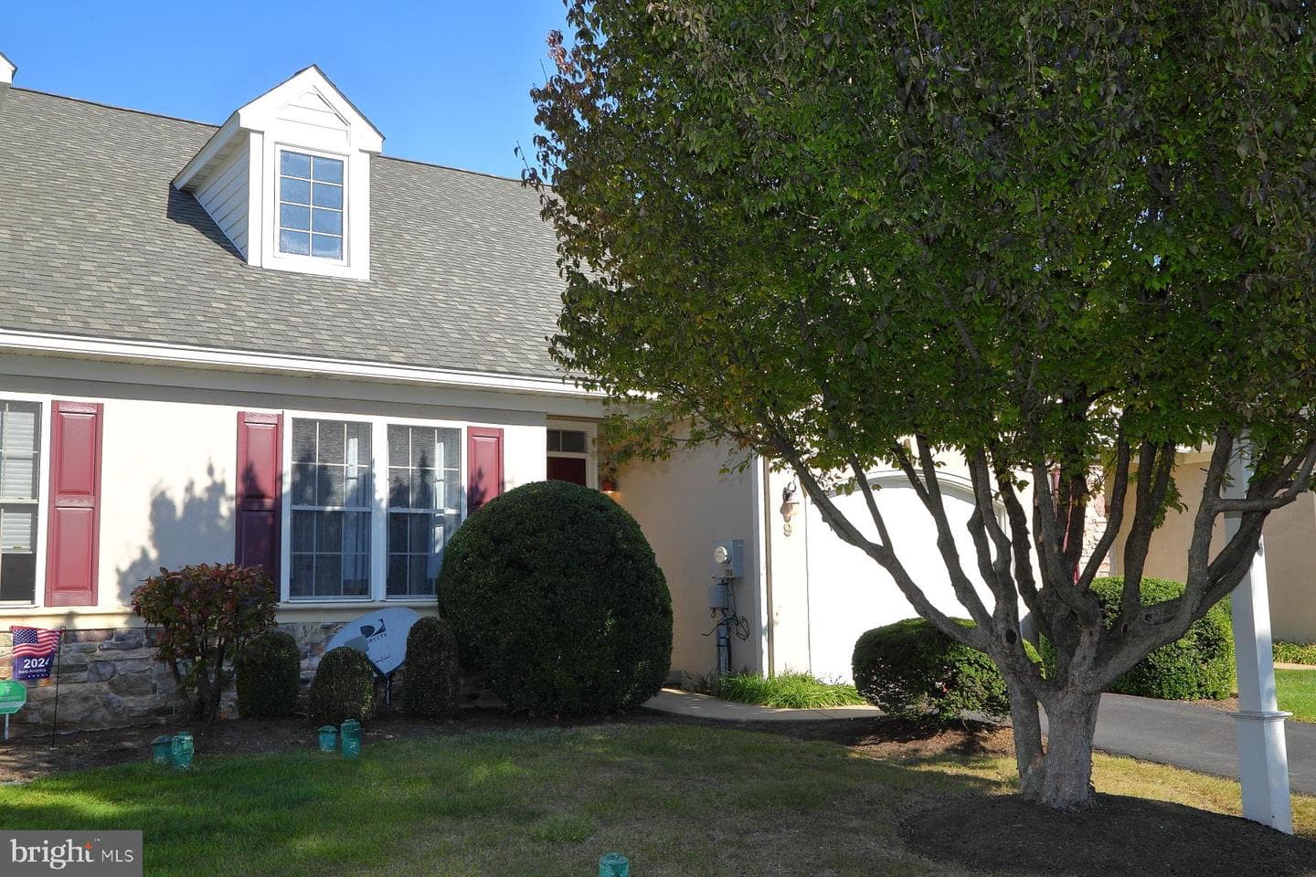 9 York Court photo 1