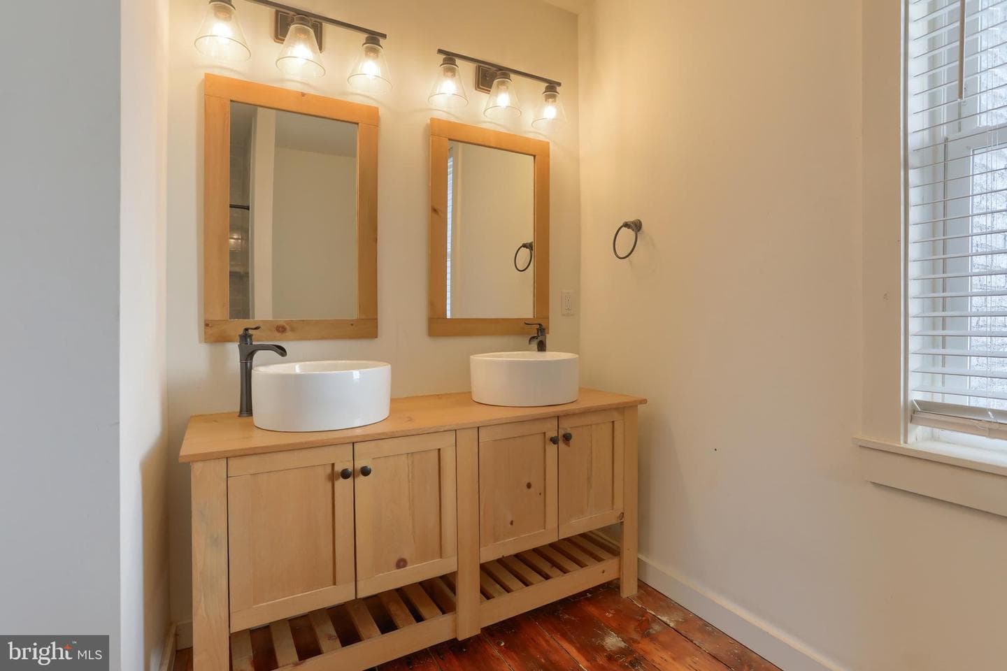 221 W Vine Street photo 22