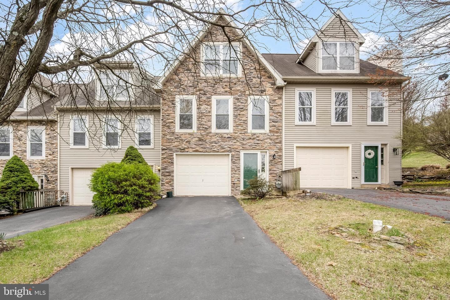 208 Oakridge Drive photo 1