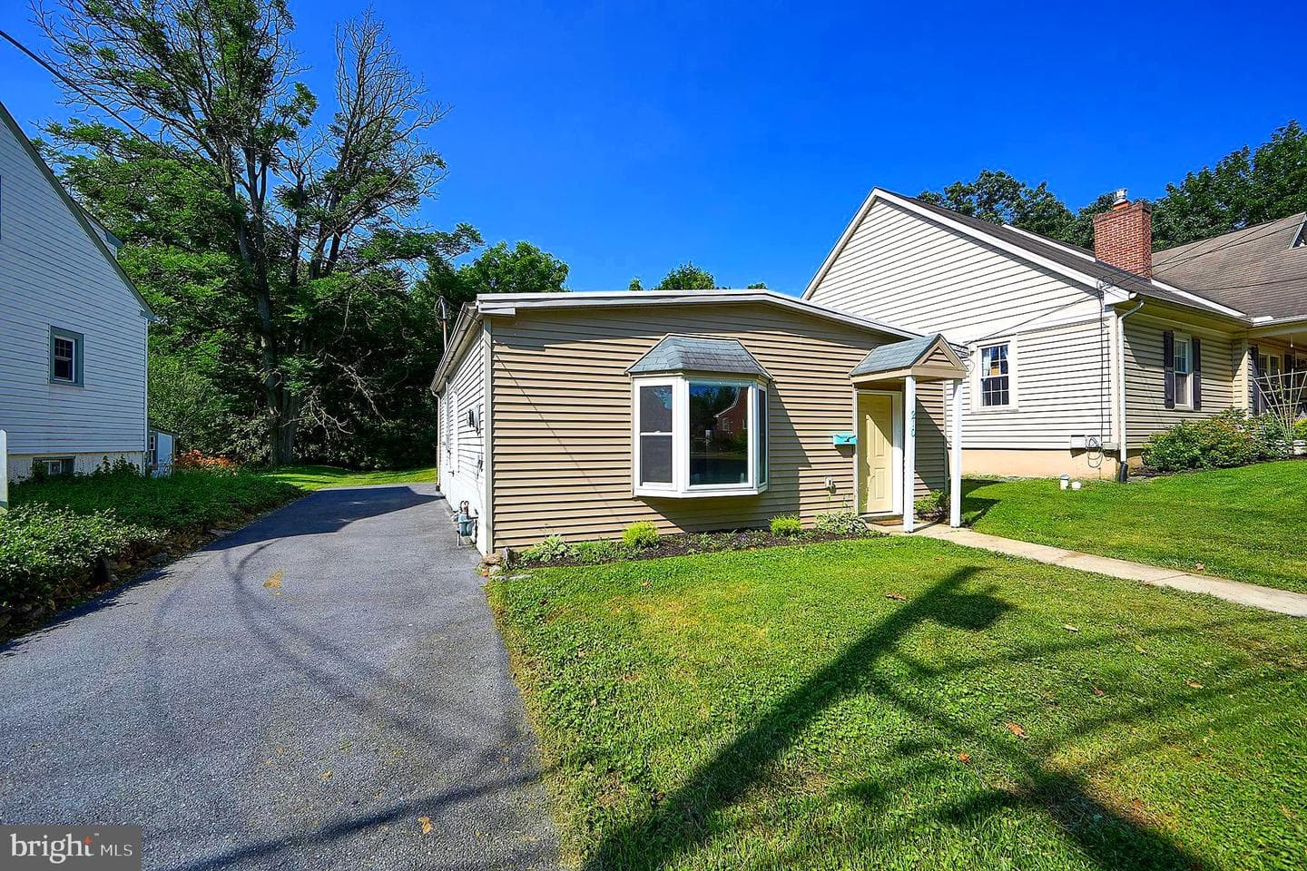 210 Noble Street photo 2