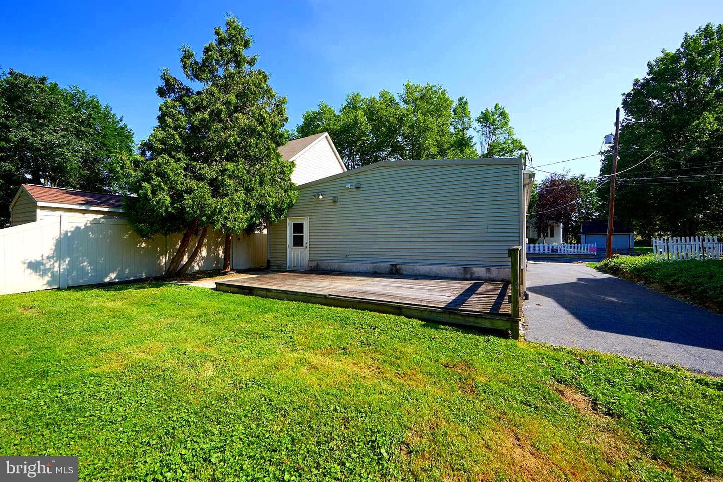 210 Noble Street photo 28