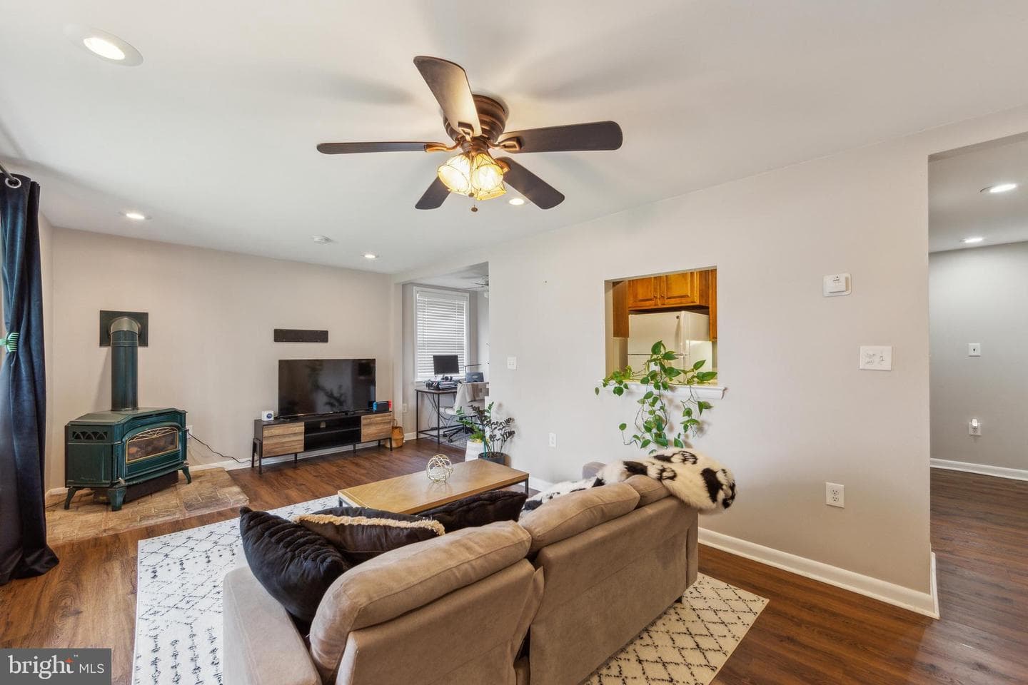 210 Noble Street photo 8