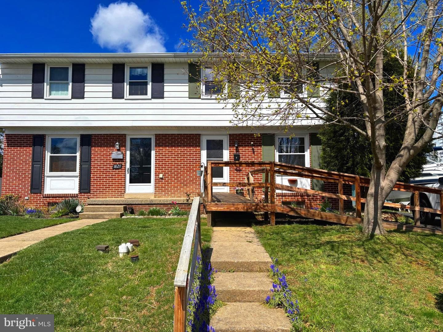1819 Hemlock Road photo 1