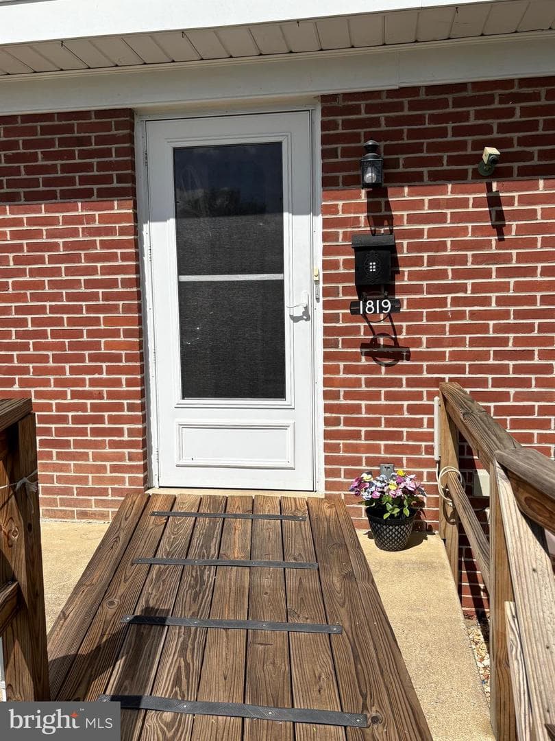 1819 Hemlock Road photo 4
