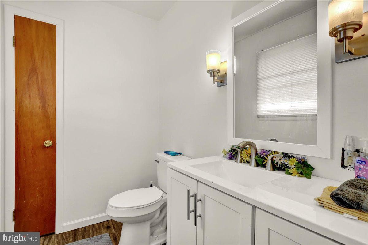 77 Garden City Drive photo 15