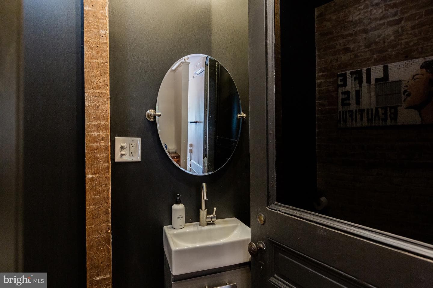354 N Queen Street photo 9
