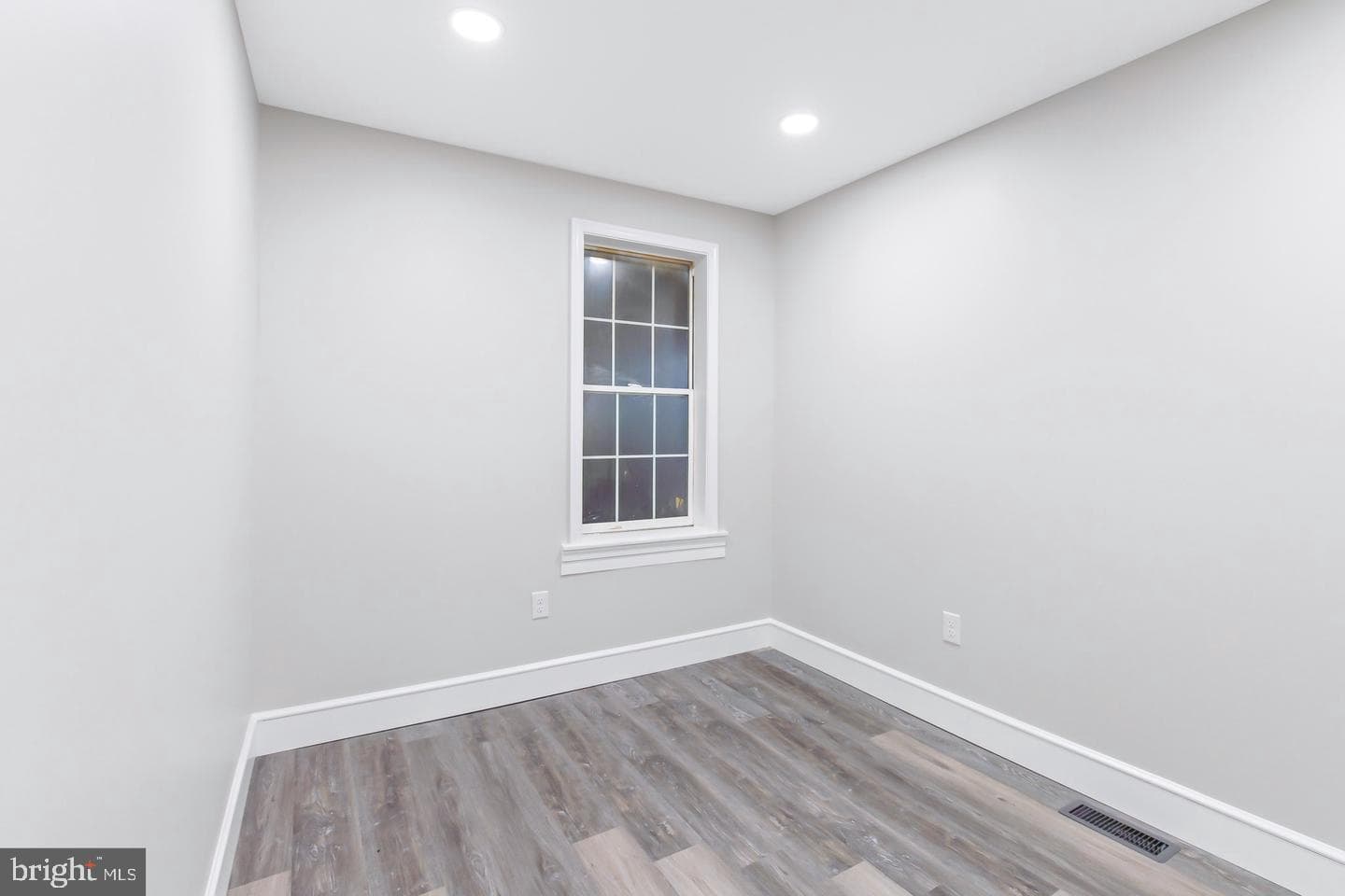664 Poplar Street photo 6
