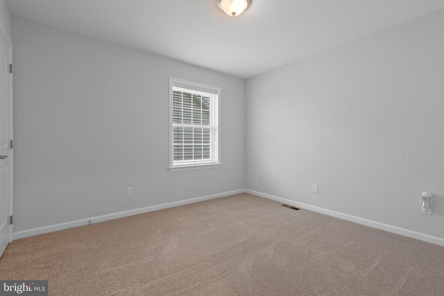 659 Chiswell Place photo 32