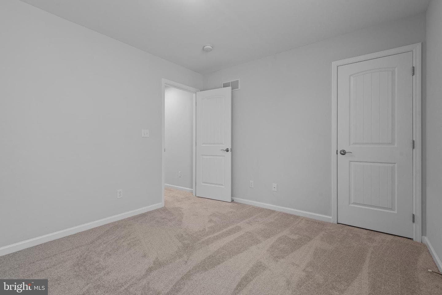 659 Chiswell Place photo 33