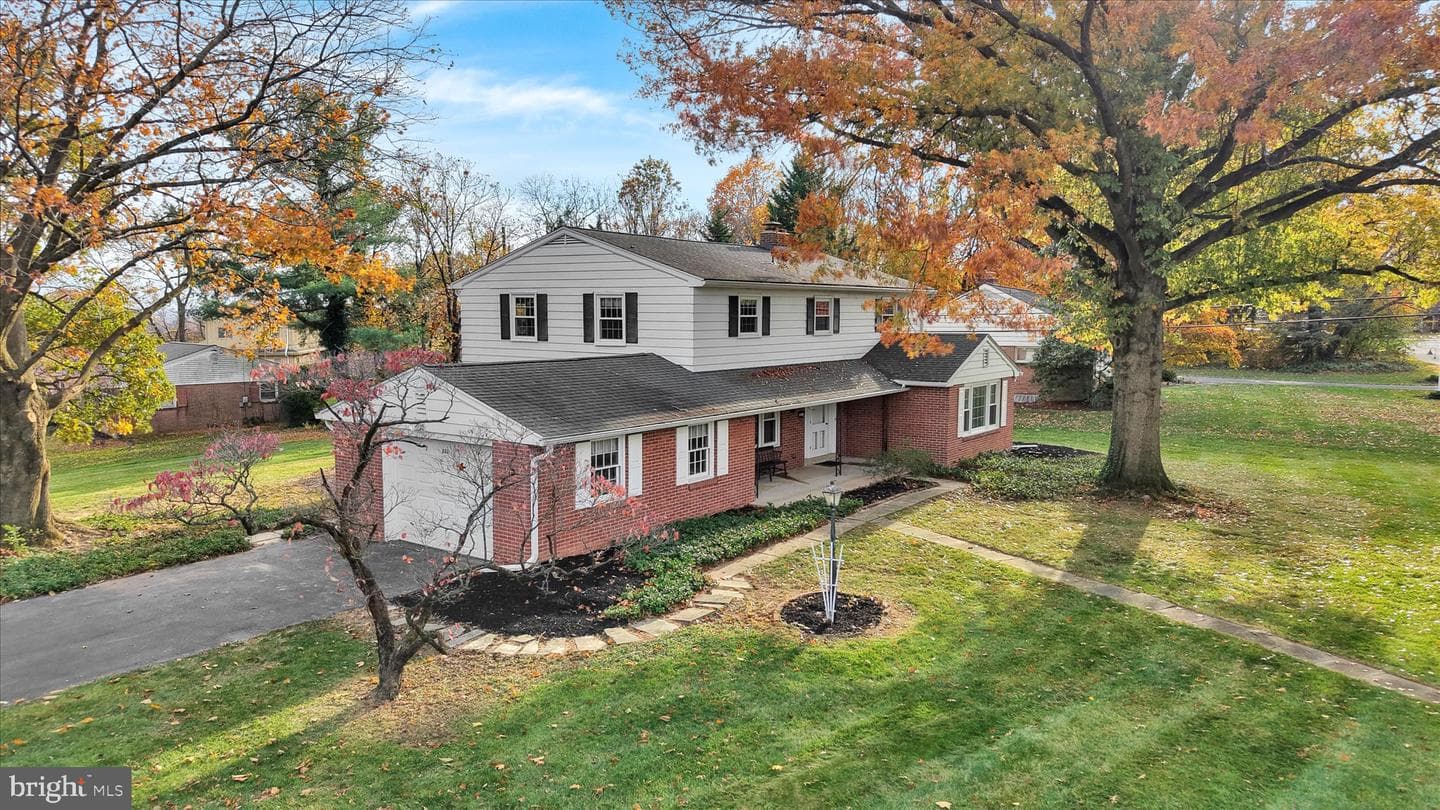 821 Hillaire Road photo 2