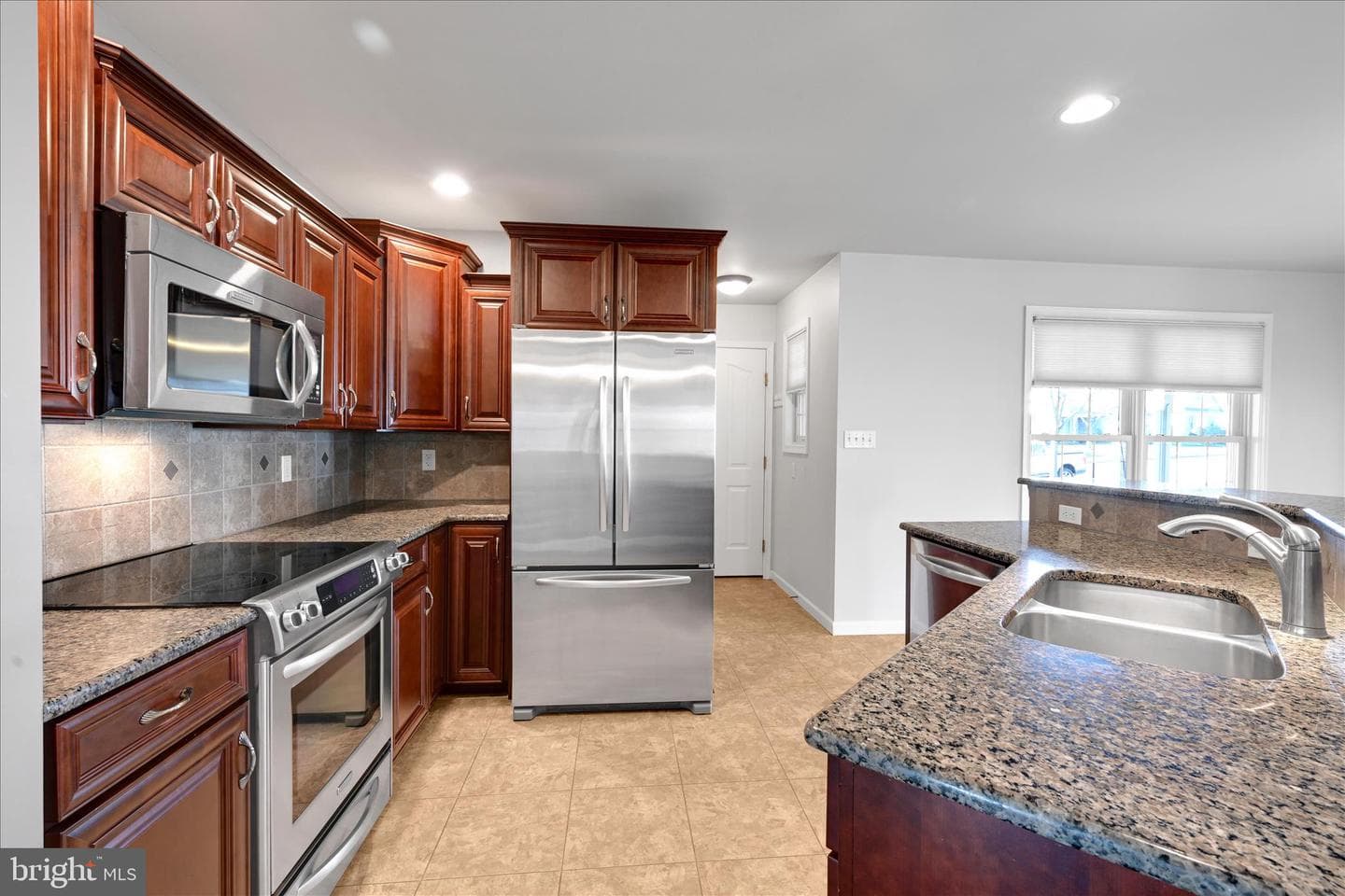 988 Cambridge Drive photo 12
