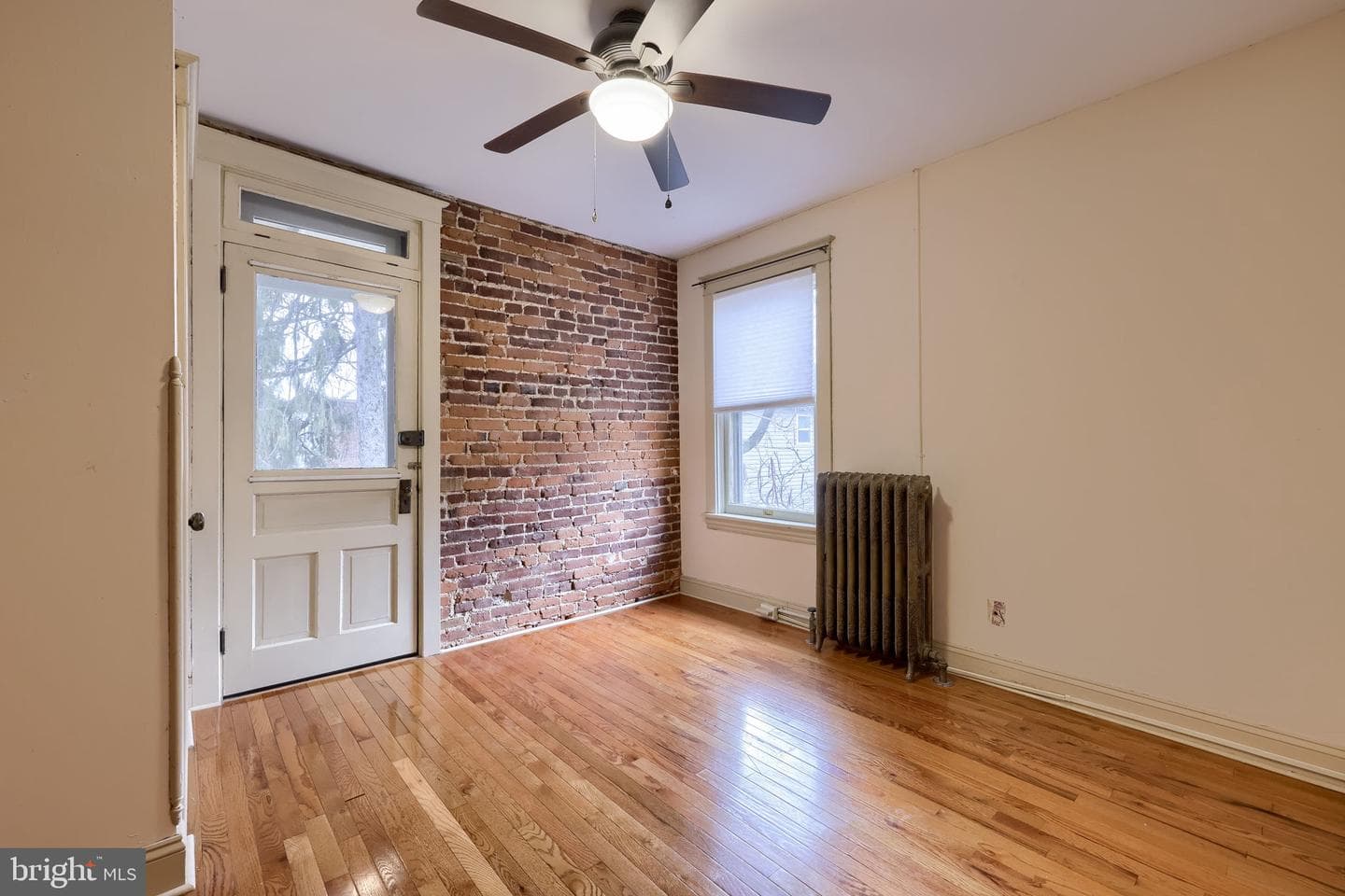346 W James Street photo 16
