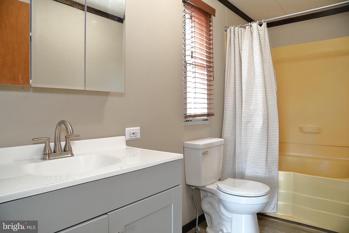 699 Lilac Drive photo 6