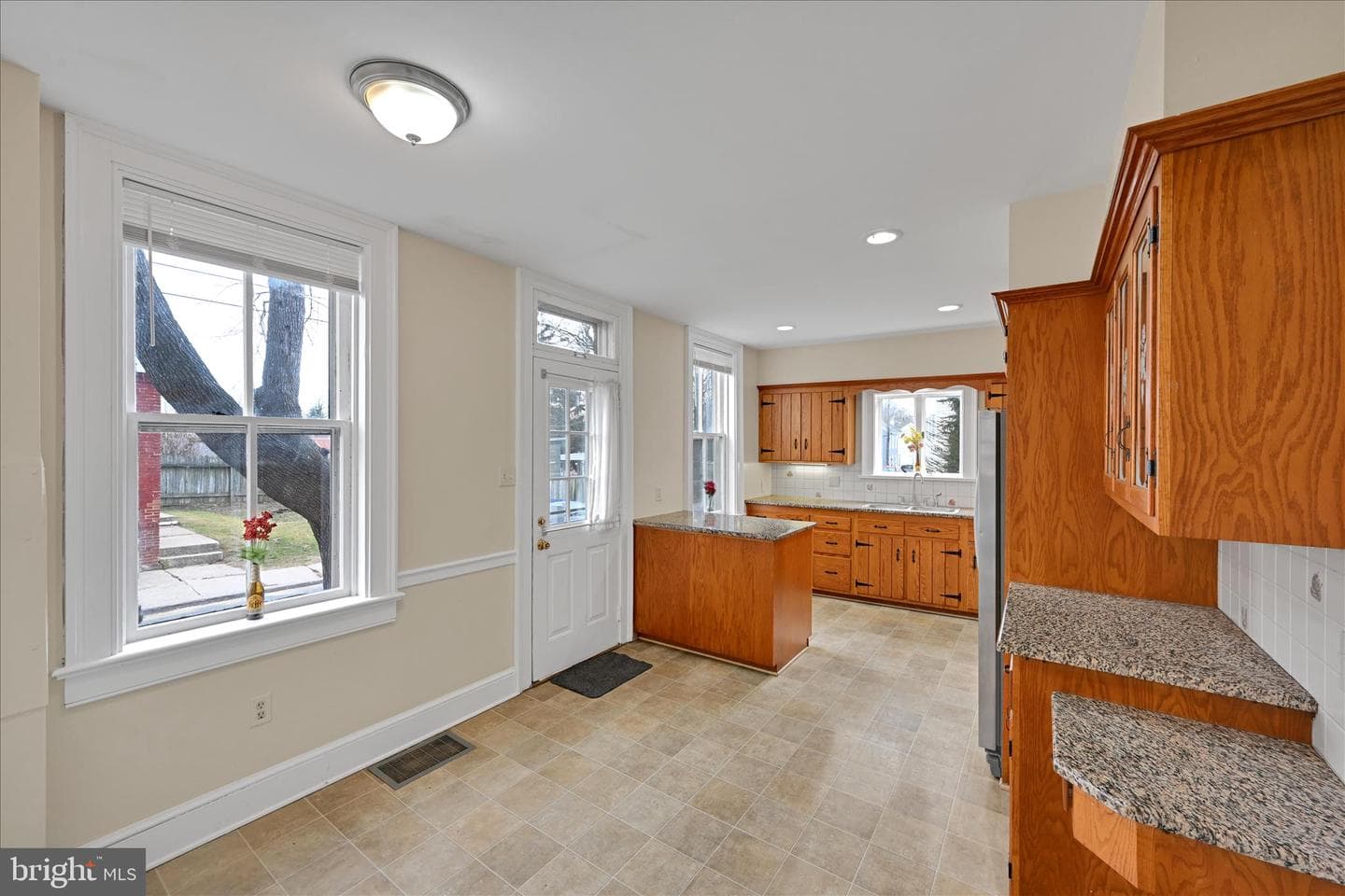 240 Laurel Street photo 16