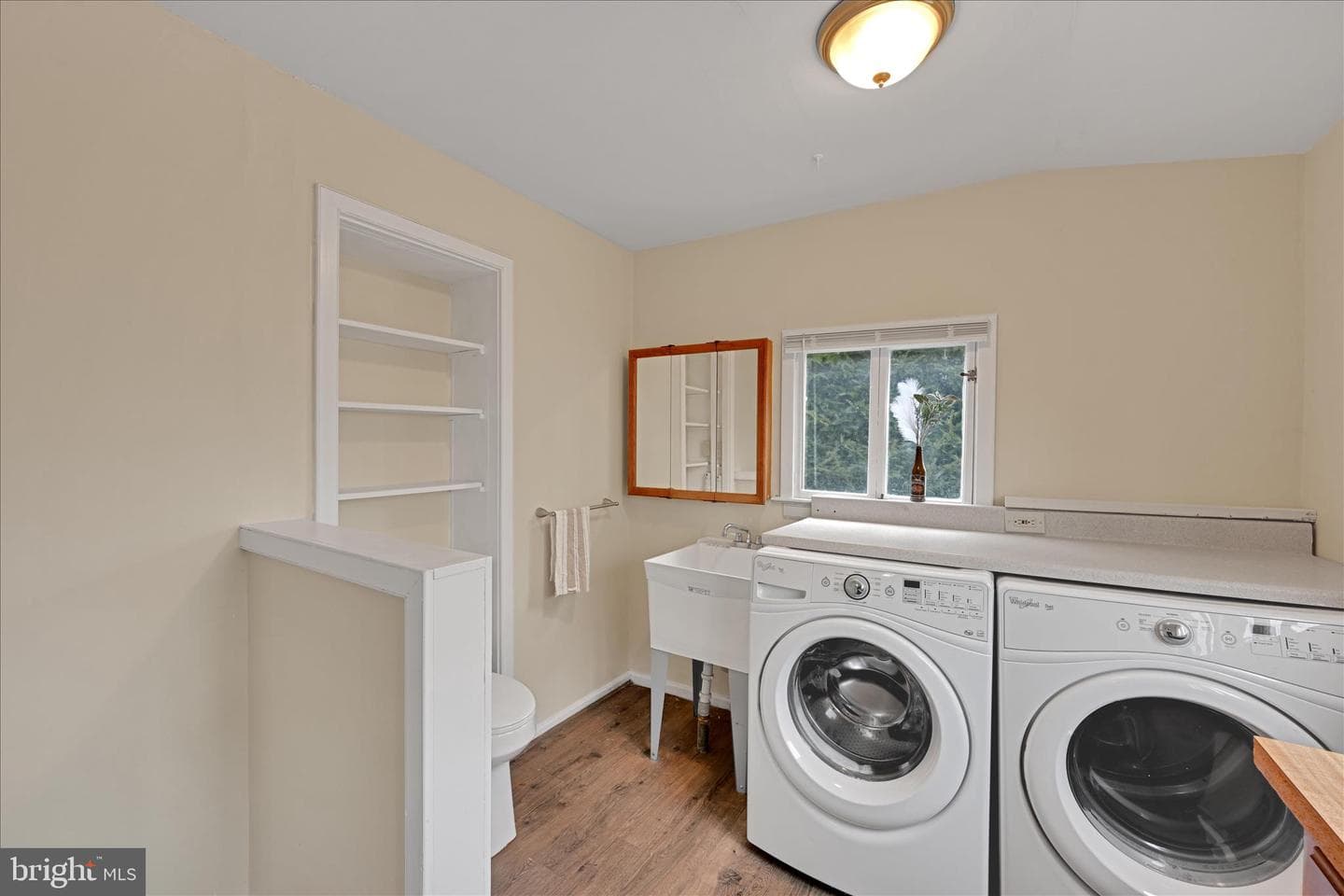 240 Laurel Street photo 17