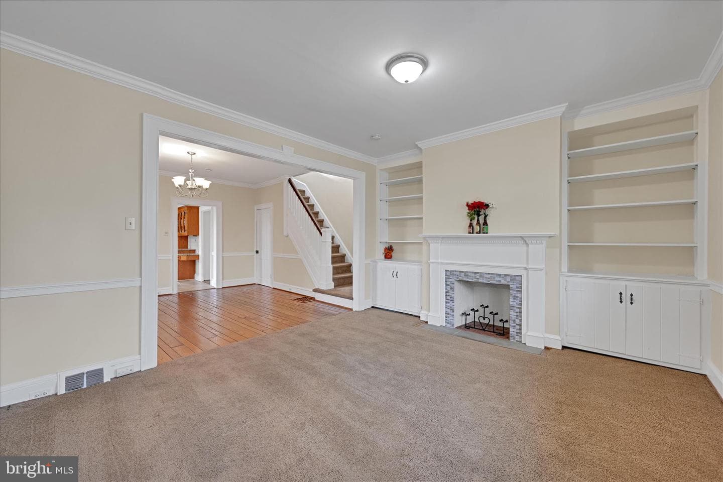 240 Laurel Street photo 9