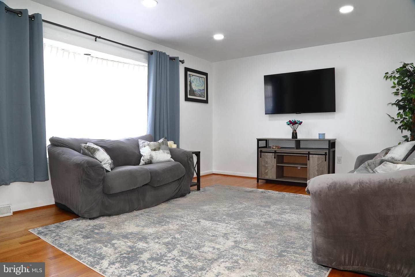 326 E Charlotte Street photo 3