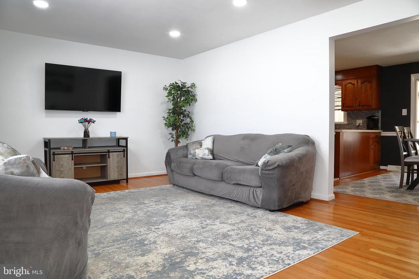 326 E Charlotte Street photo 4