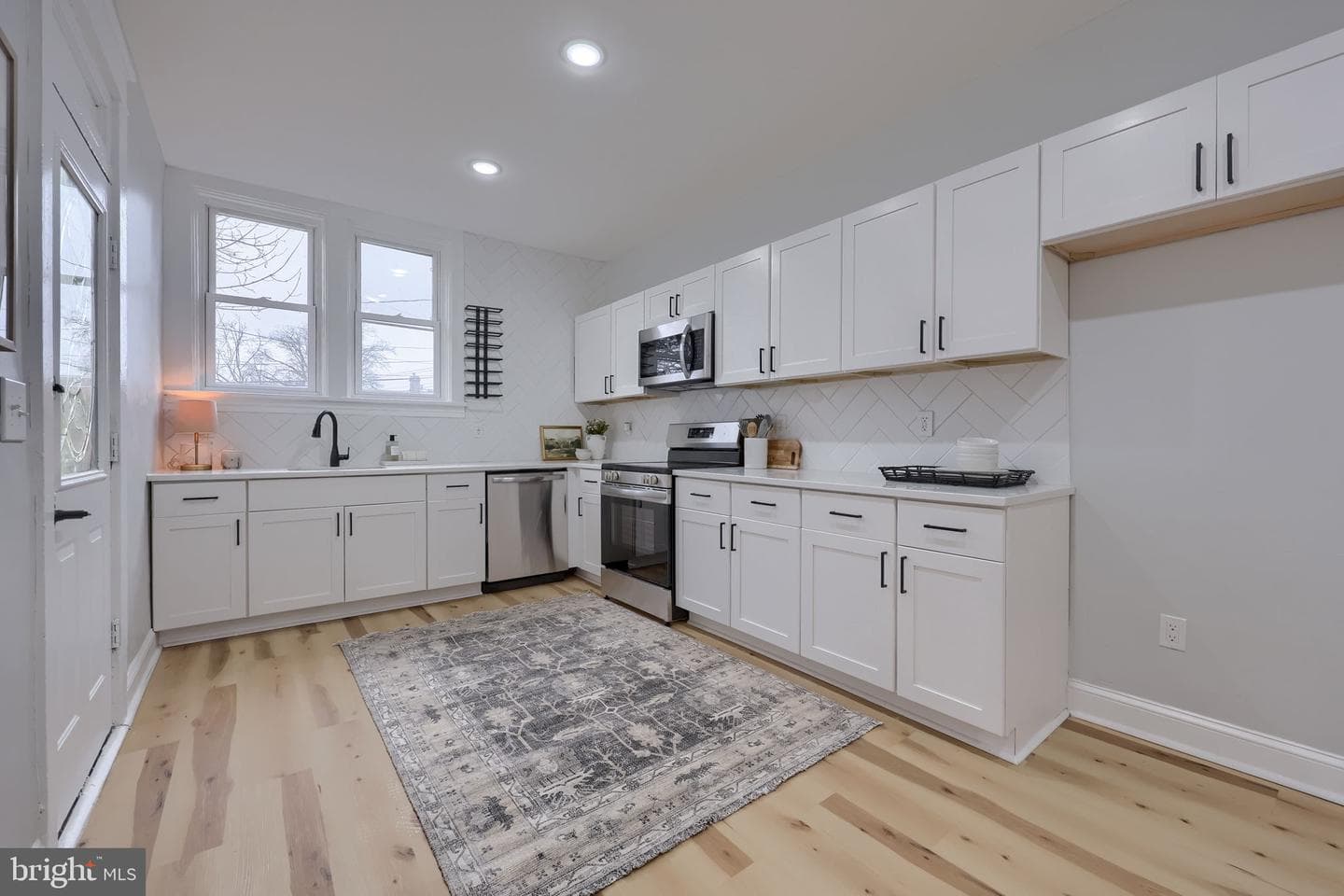 627 E Madison Street photo 10