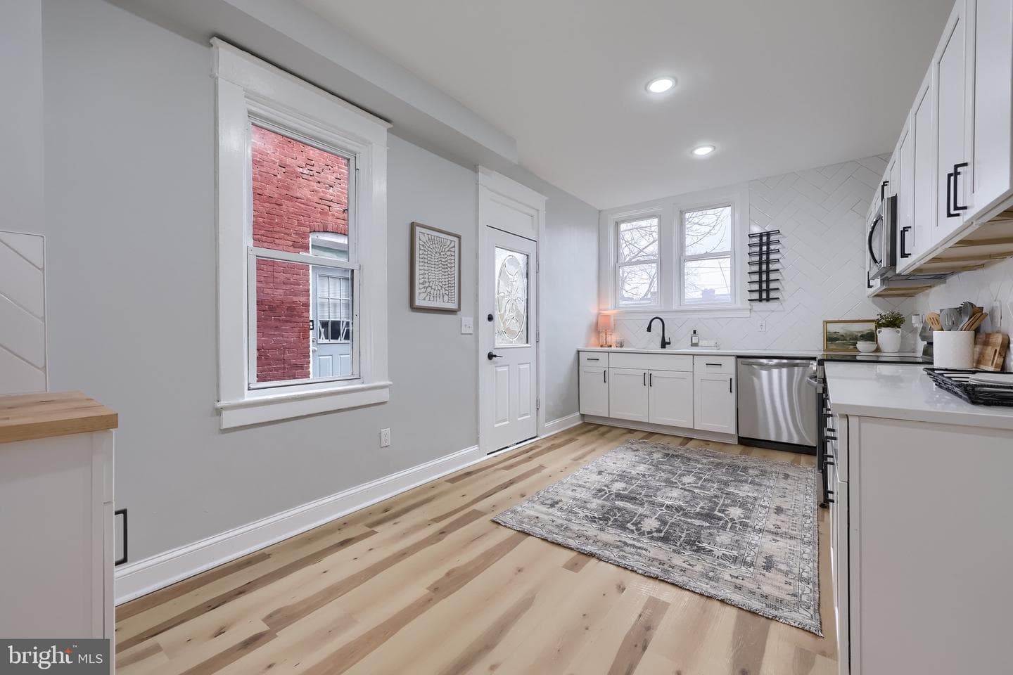 627 E Madison Street photo 14