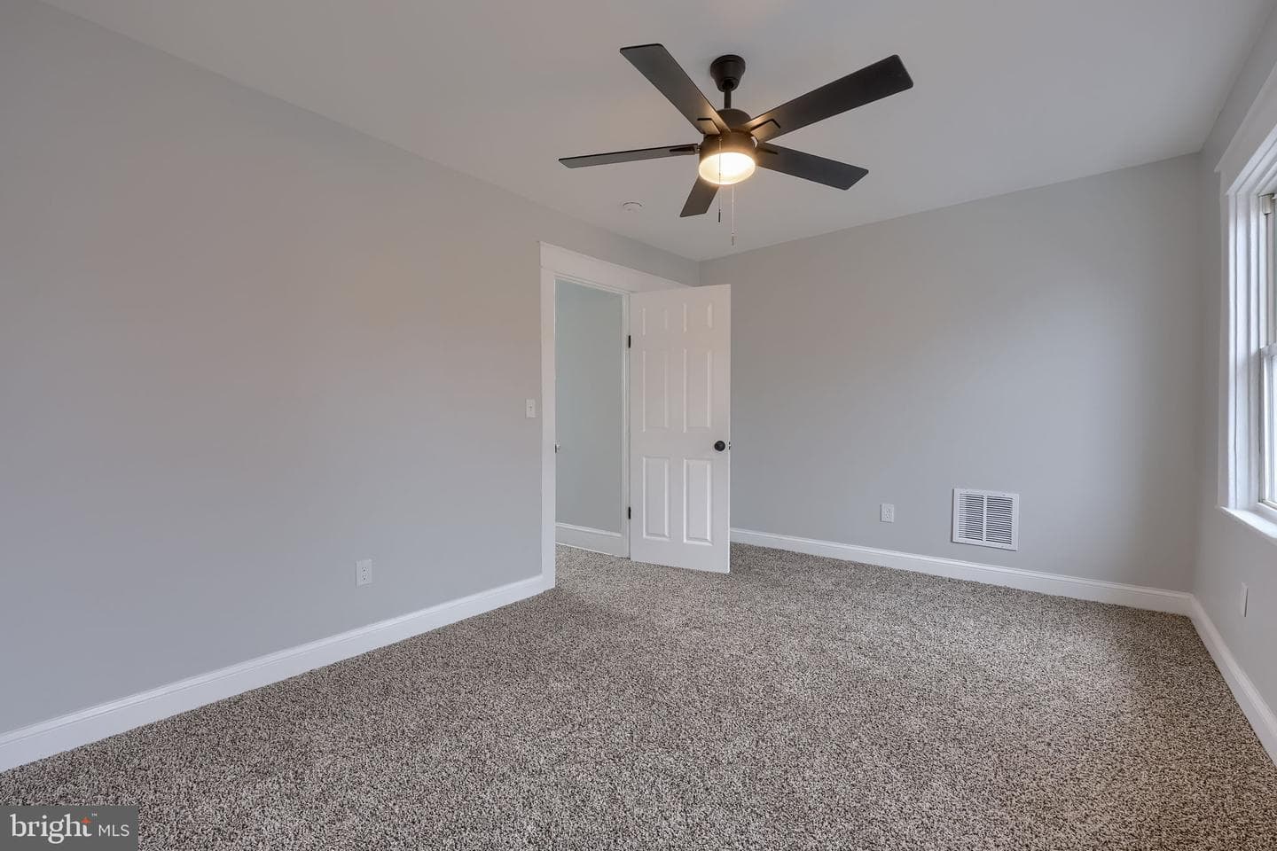 627 E Madison Street photo 23