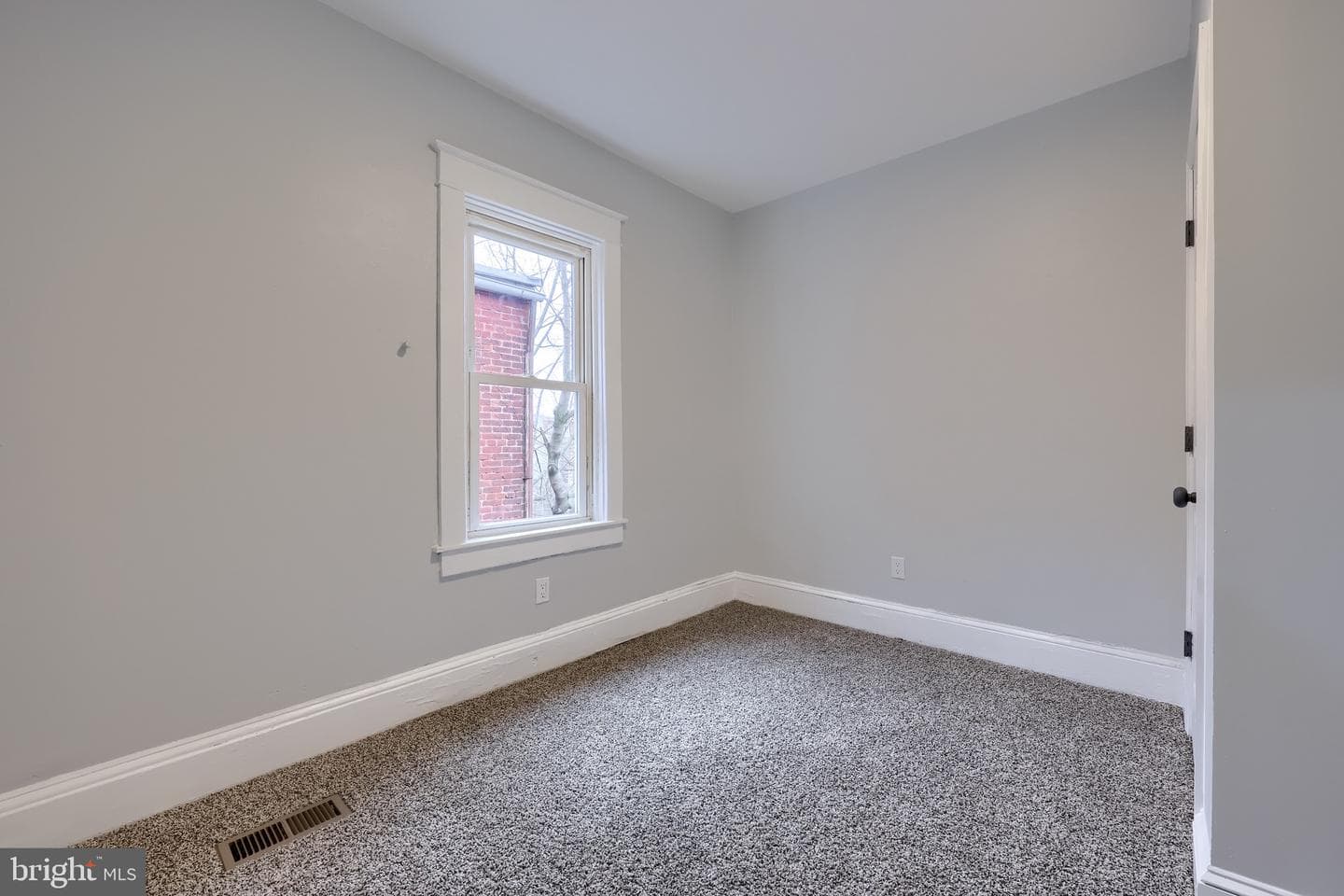 627 E Madison Street photo 24